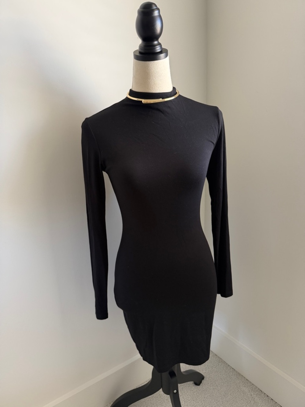 Black Long-Sleeve Bodycon Dress - Elegant Minimalist